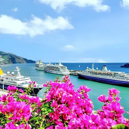 Charming In With Balcony And View Φουνκάλ