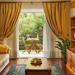 Charming In With Balcony And View Lägenhet