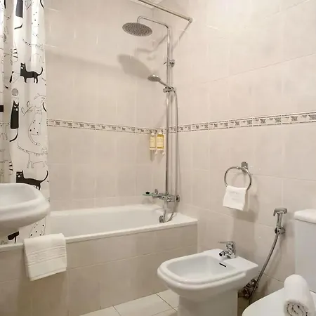 Charming In With Balcony And View 아파트