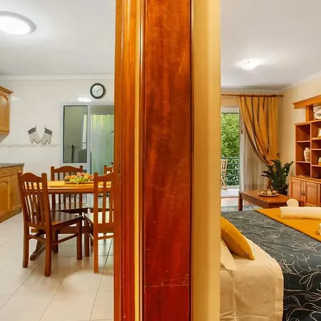 Charming In With Balcony And View 아파트 *